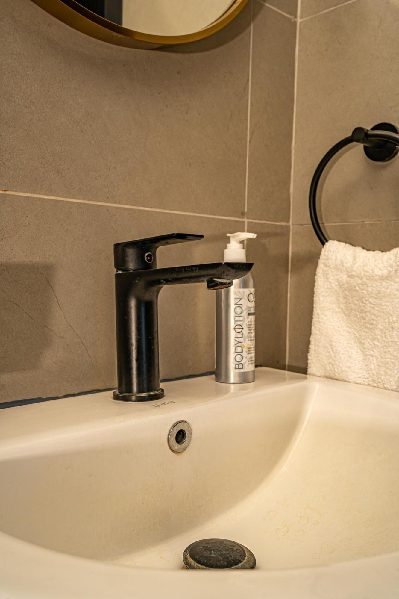 Escada Studio & 2-Bedroom, Rooftop Swimming Pool, Gym, Workspace, Wonderiss Homes Westland Living Nairobi Exterior photo